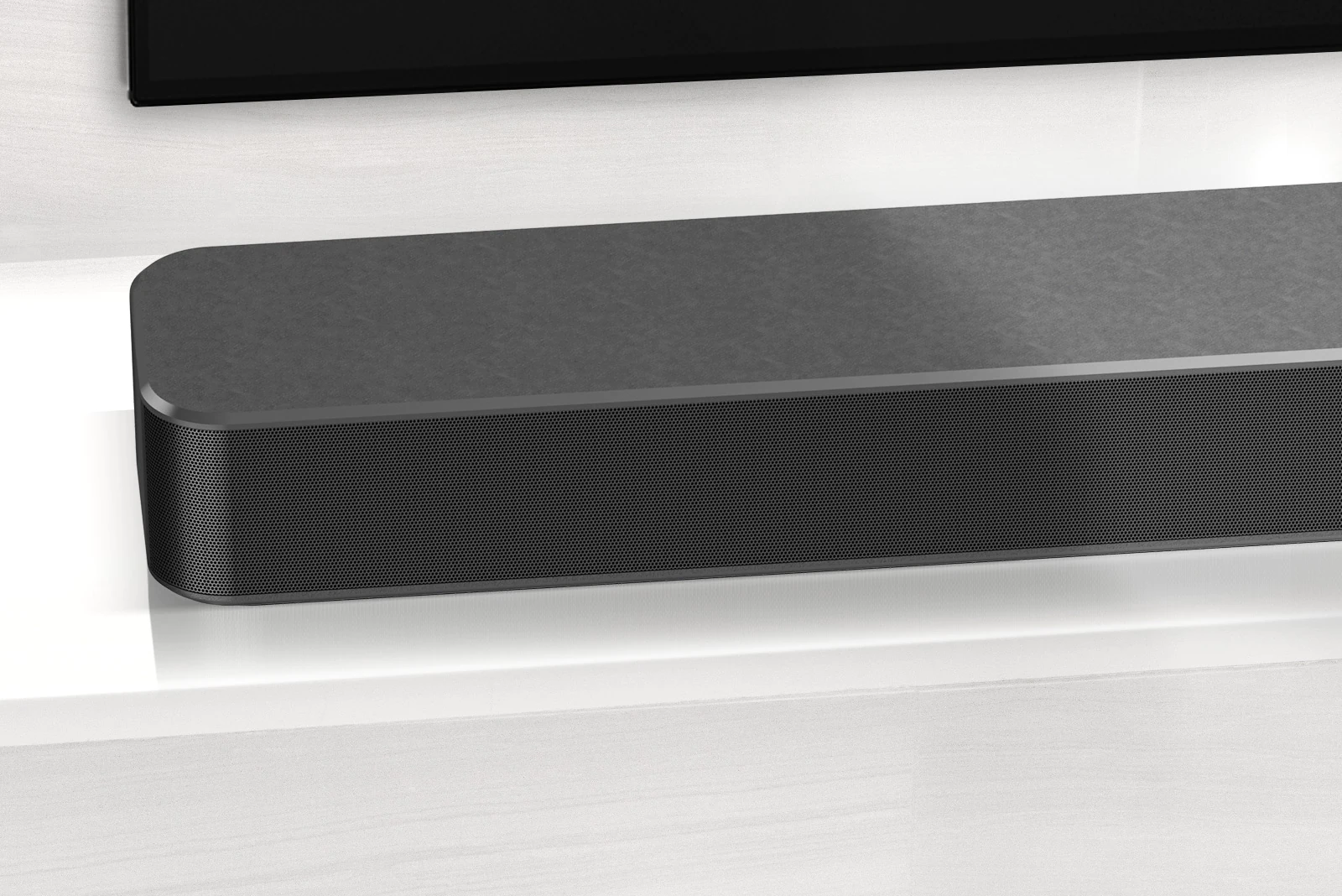 Particolare dell’angolo sinistro della soundbar LG.  È visibile anche il lato inferiore sinistro del televisore.